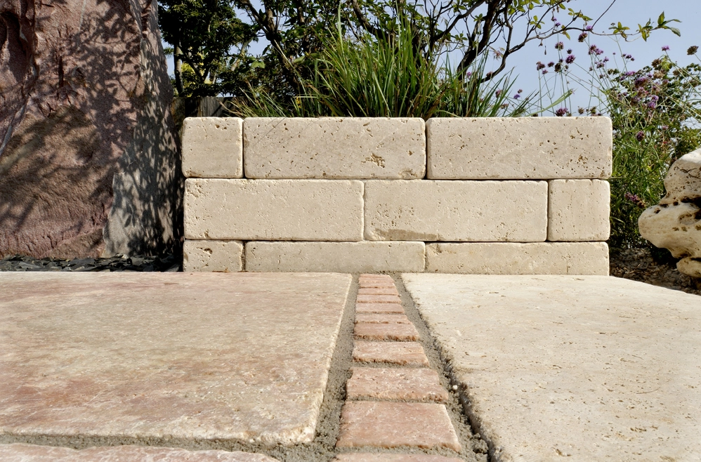 trawertyn cegła donica z trawertynu.webp